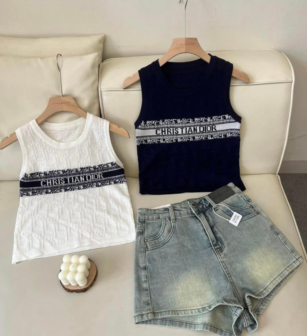 SLEEVELESS TOP 643222 IN WHITE COTTON BLACK LOGO