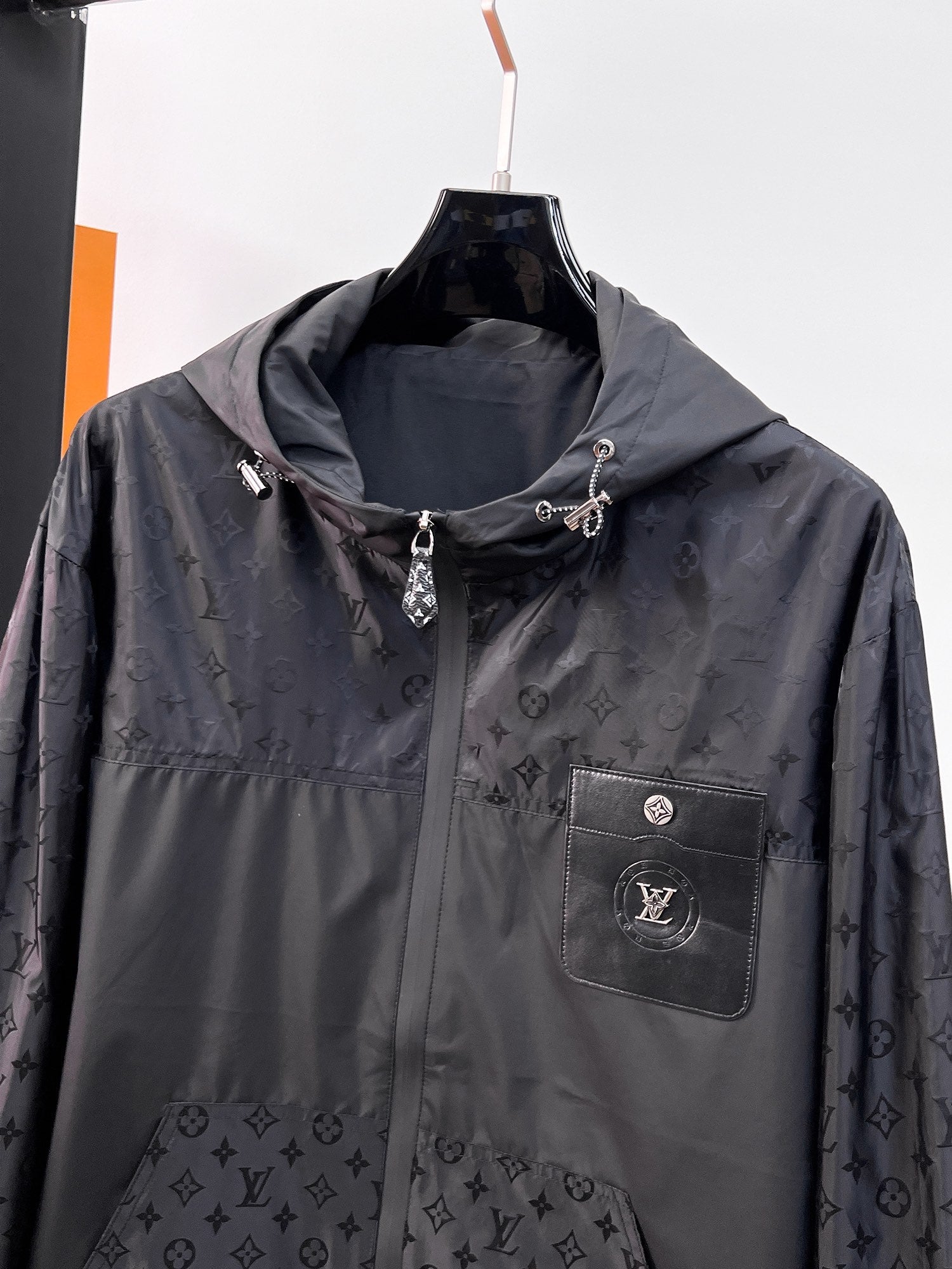 LV BLACK JACKET 239519