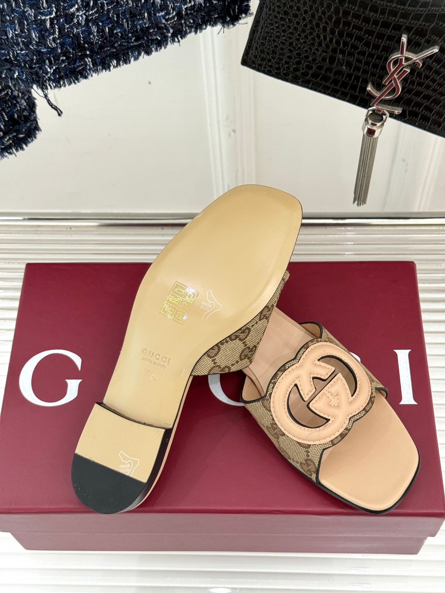 SLIDE SANDALS IN BEIGE CALFSKIN