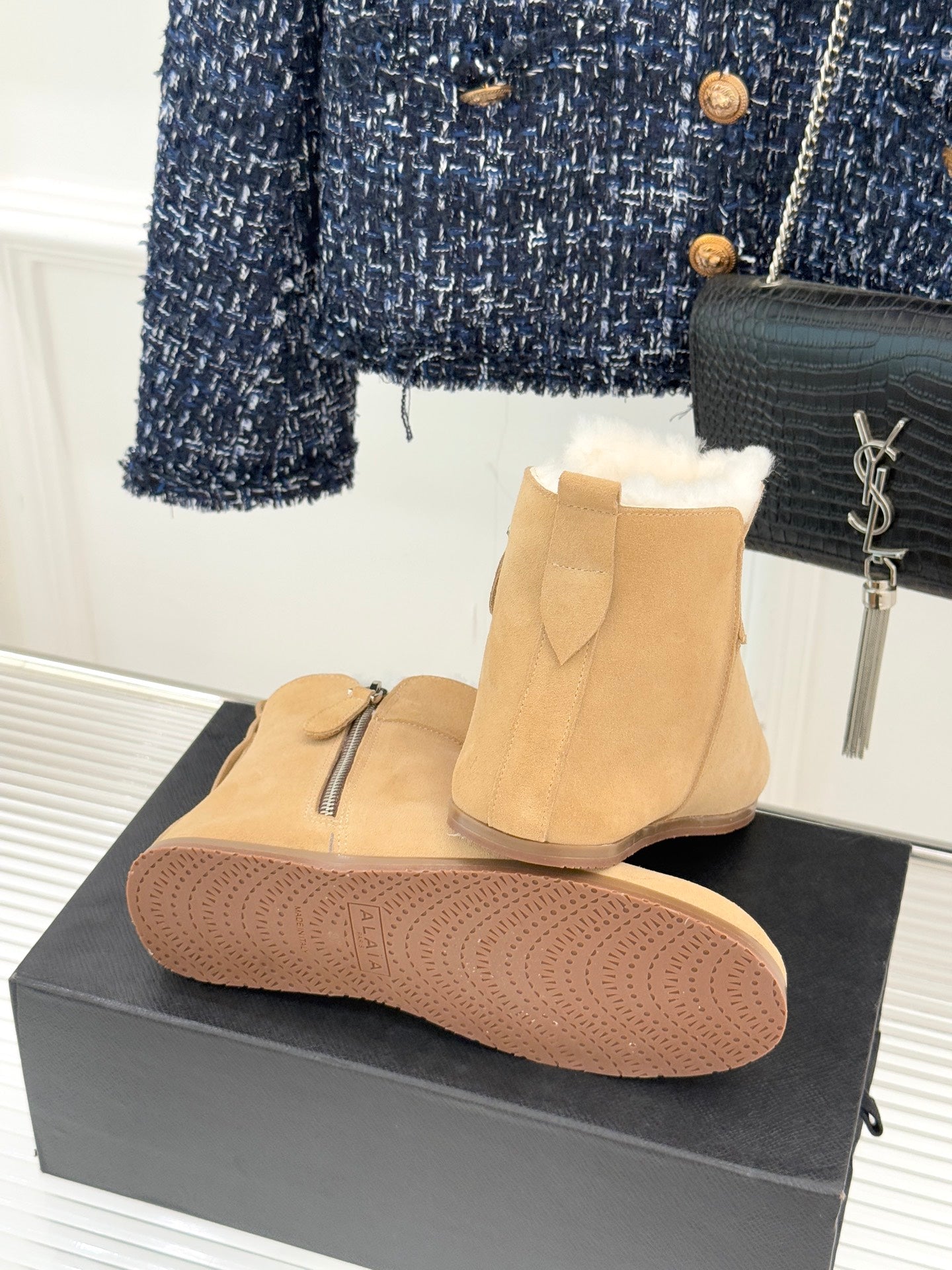 ALAIA 26S SNOW BOOTS IN DARK BEIGE SUEDE AND WOOL