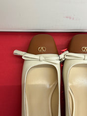 VALENTINO 26S HEELED BALLET FLATS IN BROWN AND CREAM WHITE CALFSKIN