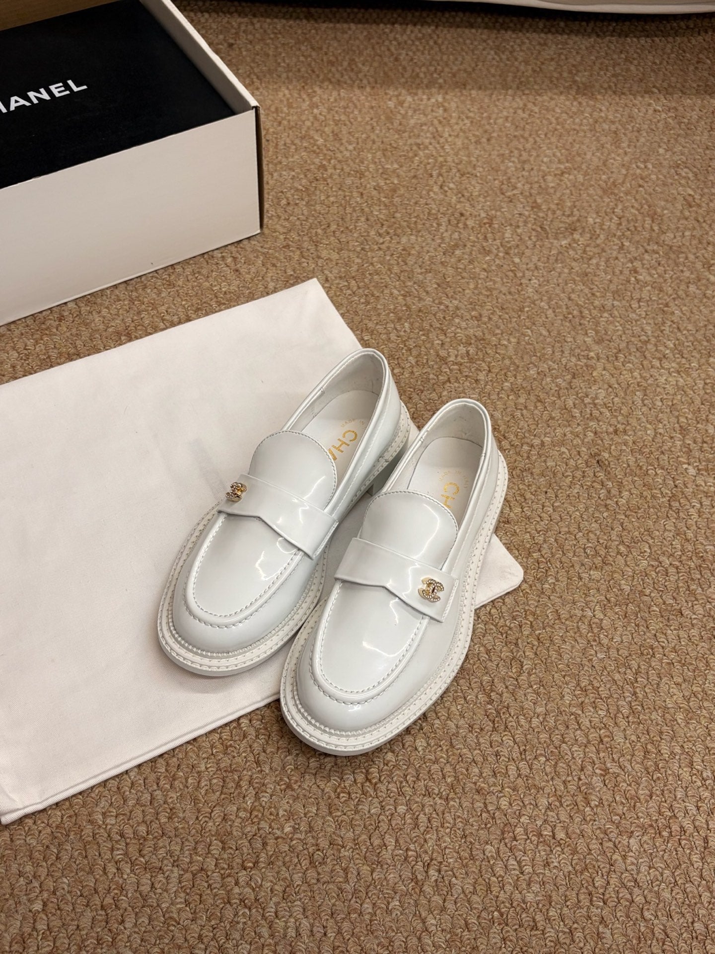 CHANEL 26S LOAFERS IN WHITE PATENT CALFSKIN CC LOGO