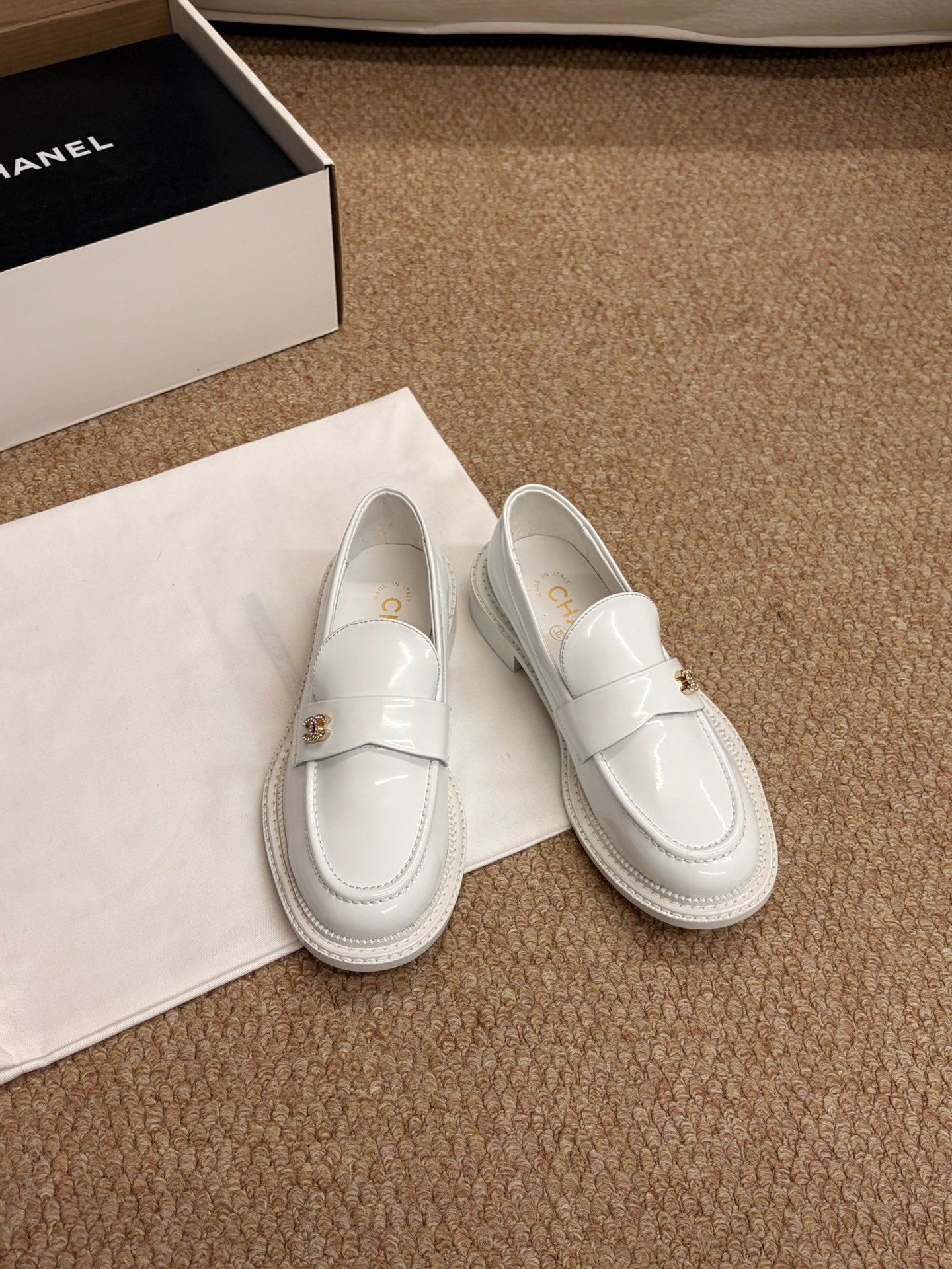 CHANEL 26S LOAFERS IN WHITE PATENT CALFSKIN CC LOGO