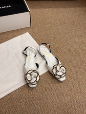 CHANEL 26S SLINGBACK FLATS IN WHITE CALFSKIN CAMELLIA PEARL