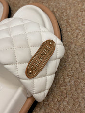 CHANEL 26S SLIDE SANDALS IN WHITE QUILTED CALFSKIN WITH LOGO PLAQUE
