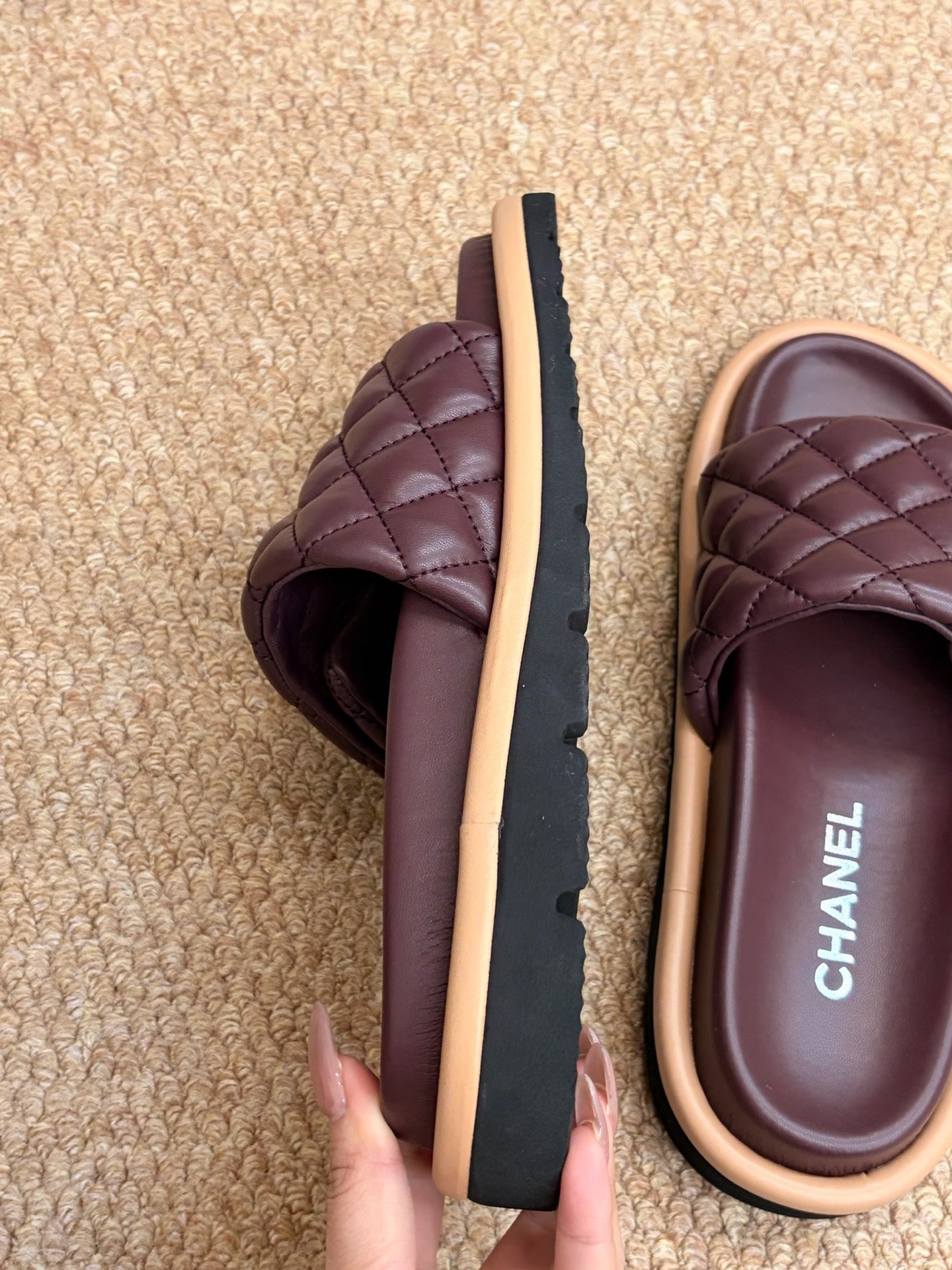 CHANEL 26S SLIDE SANDALS IN BURGUNDY RED QUILTED CALFSKIN WITH LOGO PLAQUE