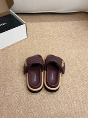 CHANEL 26S SLIDE SANDALS IN BURGUNDY RED QUILTED CALFSKIN WITH LOGO PLAQUE