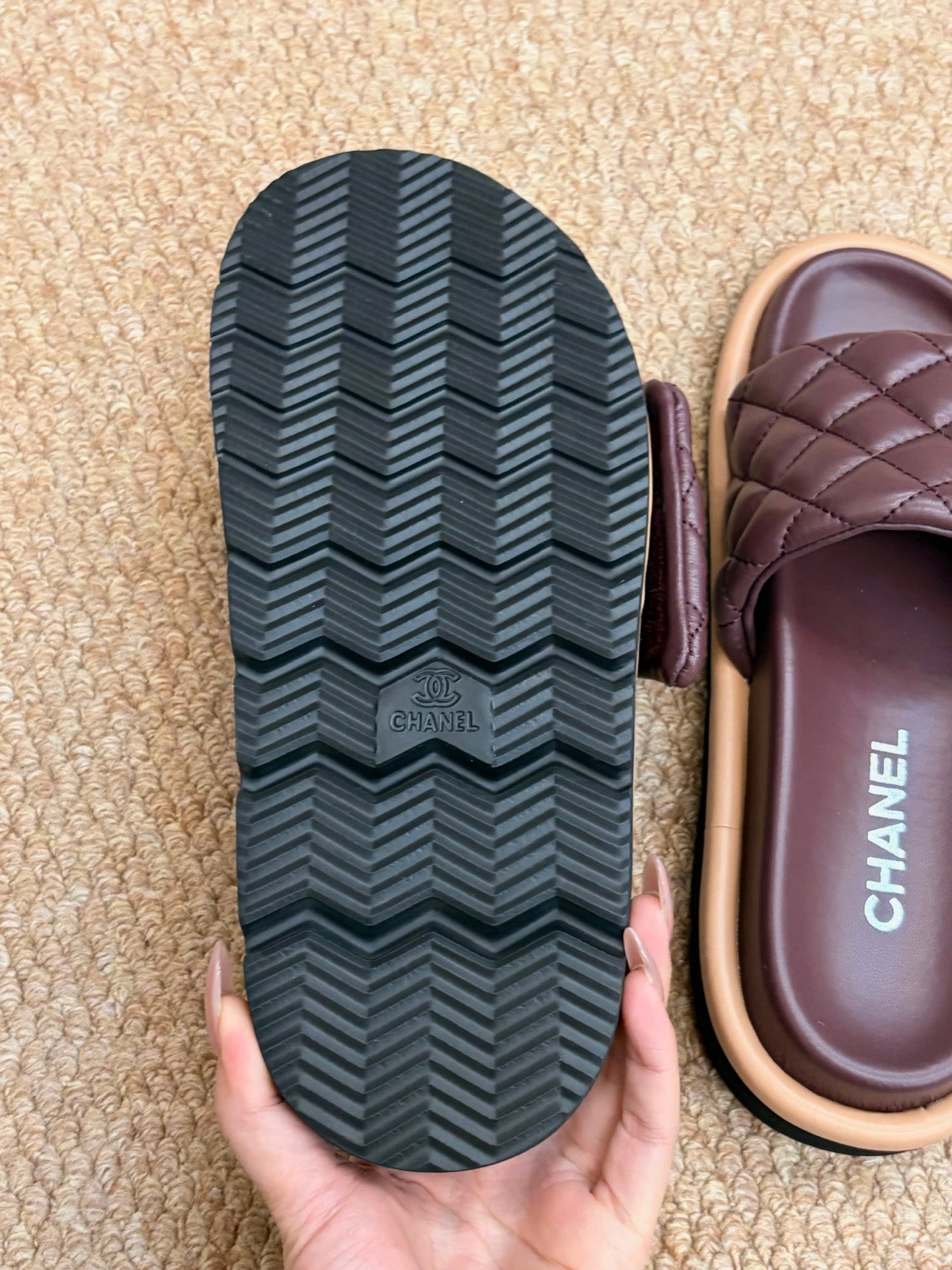 CHANEL 26S SLIDE SANDALS IN BURGUNDY RED QUILTED CALFSKIN WITH LOGO PLAQUE