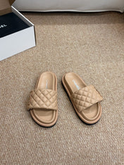 CHANEL 26S SLIDE SANDALS IN BEIGE QUILTED CALFSKIN WITH LOGO PLAQUE