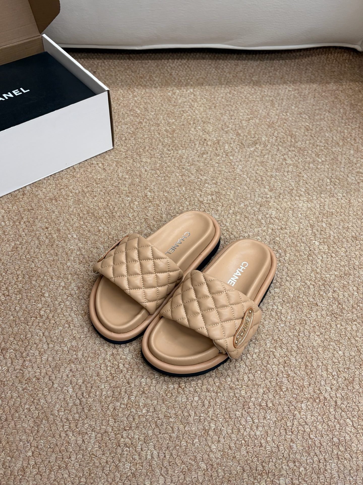 CHANEL 26S SLIDE SANDALS IN BEIGE QUILTED CALFSKIN WITH LOGO PLAQUE