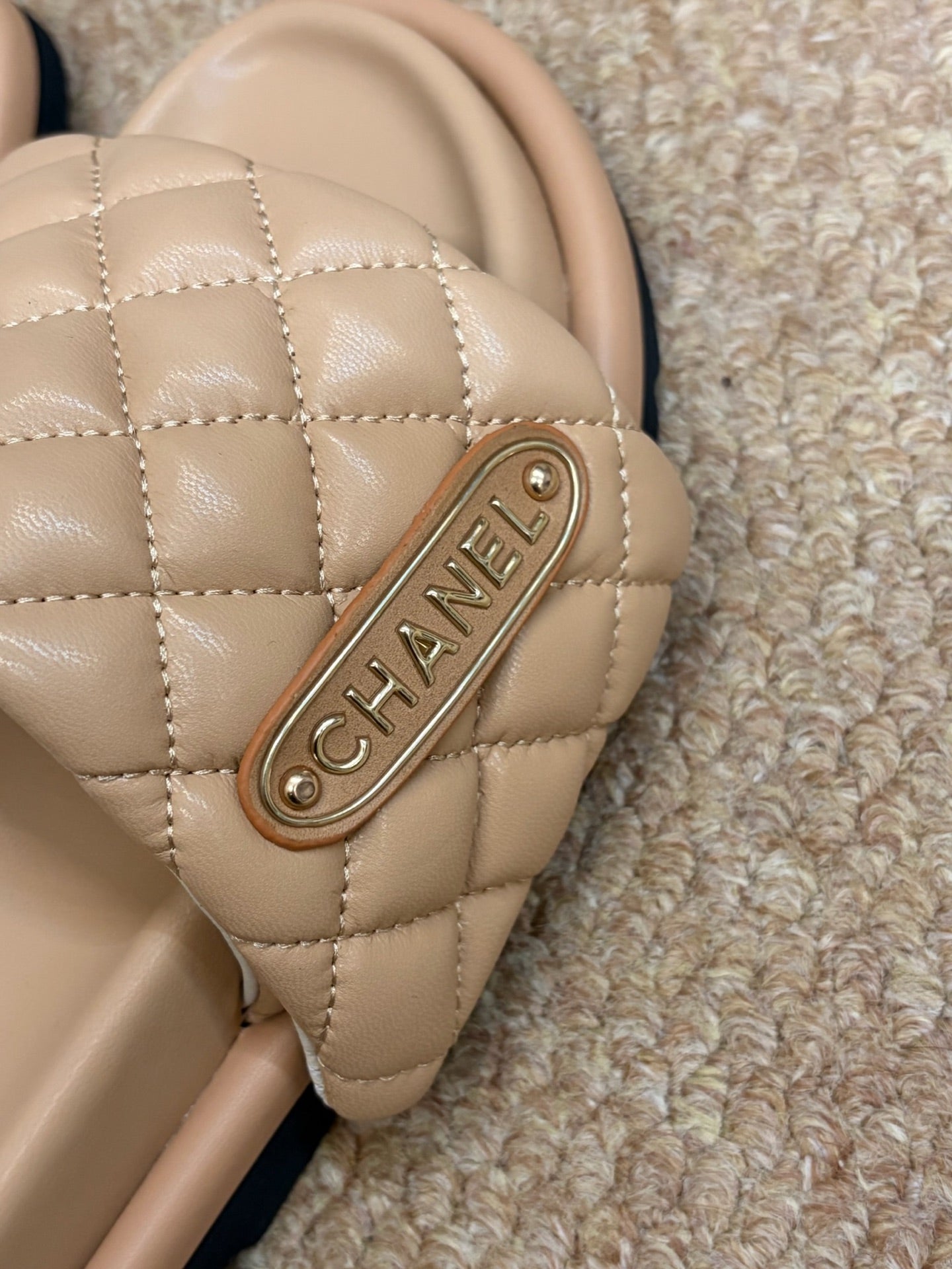 CHANEL 26S SLIDE SANDALS IN BEIGE QUILTED CALFSKIN WITH LOGO PLAQUE