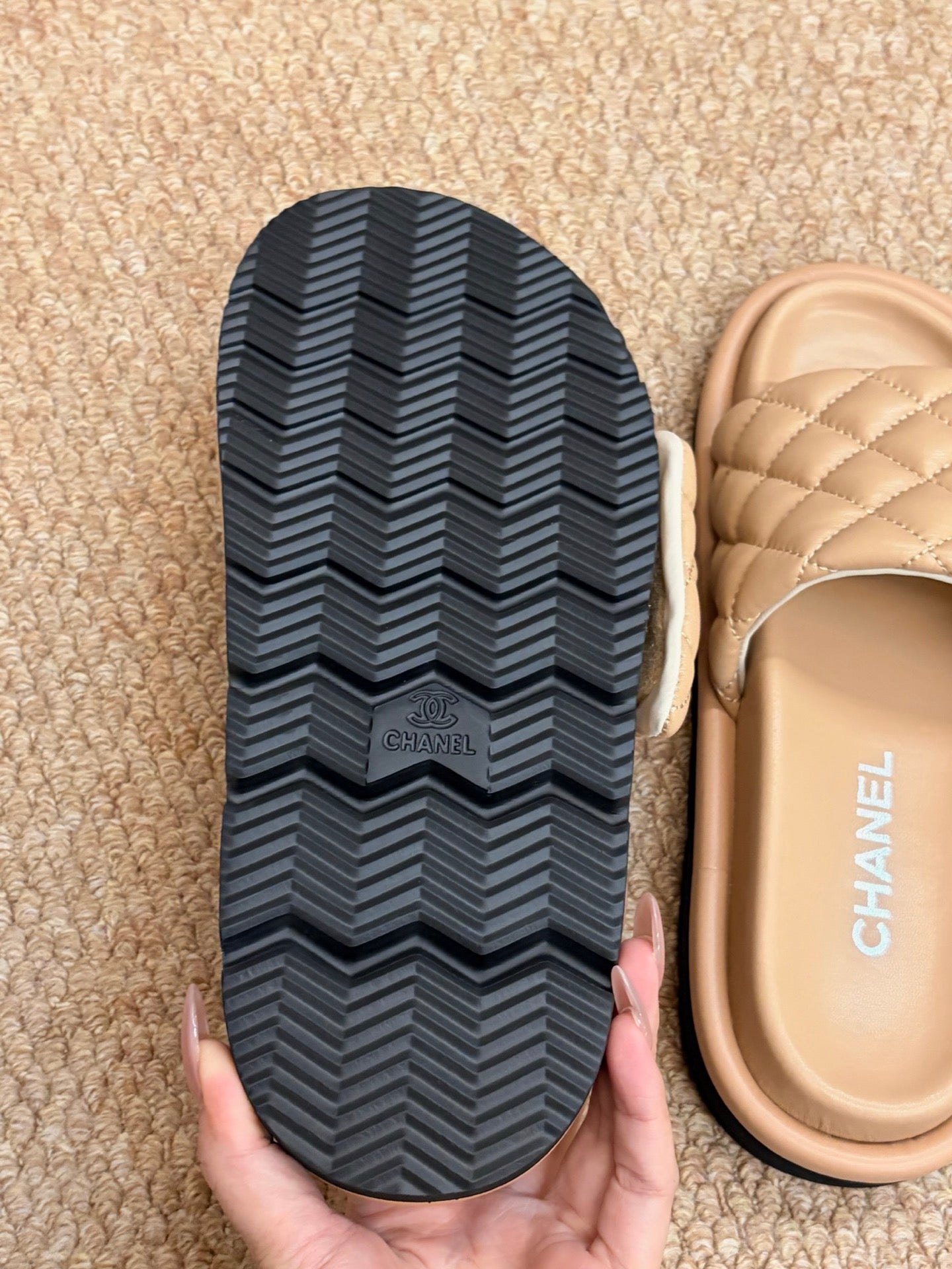 CHANEL 26S SLIDE SANDALS IN BEIGE QUILTED CALFSKIN WITH LOGO PLAQUE