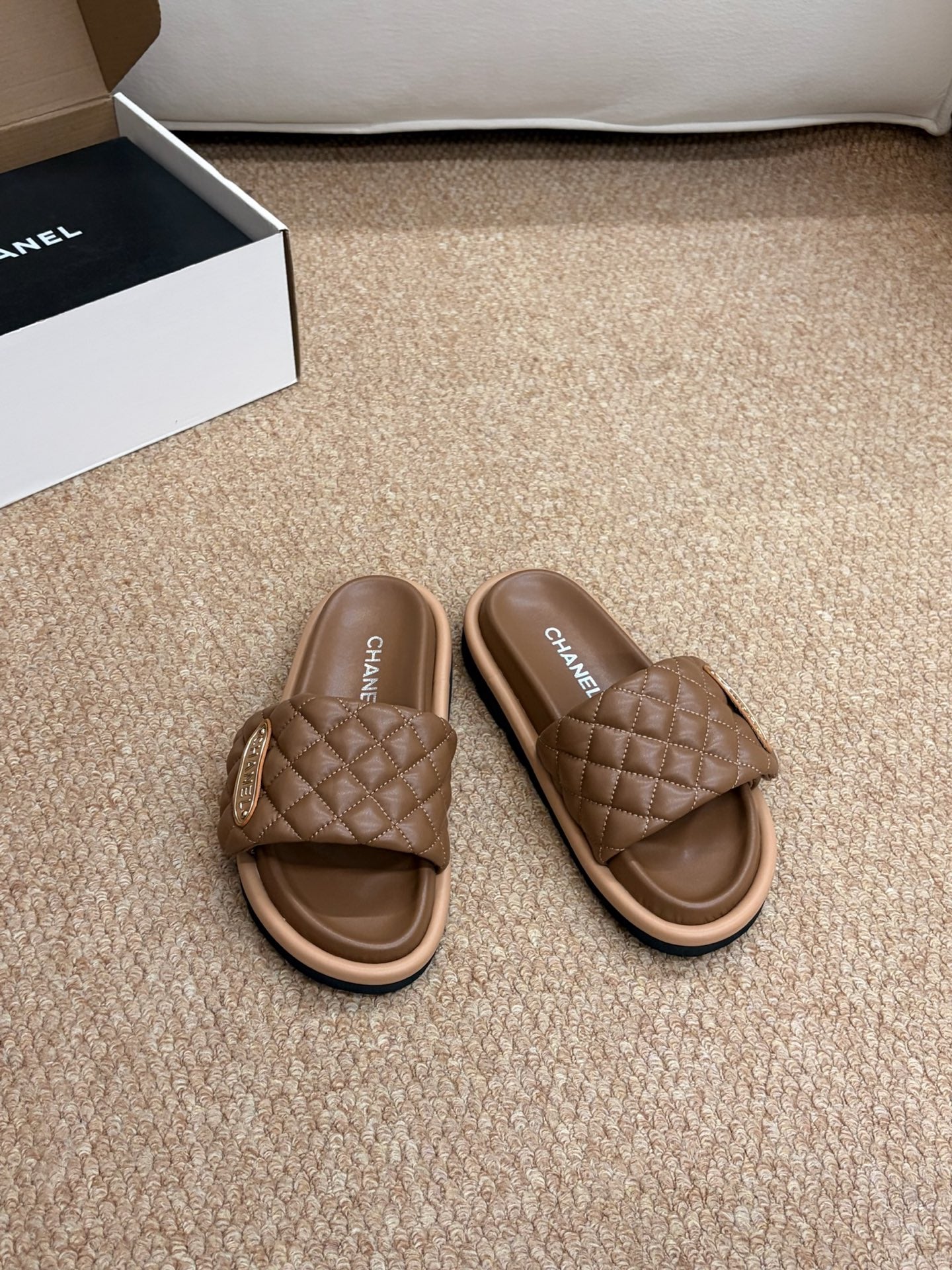 CHANEL 26S SLIDE SANDALS IN BROWN QUILTED CALFSKIN WITH LOGO PLAQUE