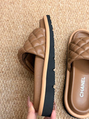 CHANEL 26S SLIDE SANDALS IN BROWN QUILTED CALFSKIN WITH LOGO PLAQUE