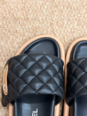 CHANEL 26S SLIDE SANDALS IN BLACK QUILTED CALFSKIN WITH LOGO PLAQUE