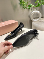 POINTED-TOE MID HEEL PUMPS IN BLACK SMOOTH LAMBSKIN