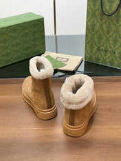 GG SNOW BOOTS IN CIDER BROWN EMBOSSED SUEDE AND BEIGE WOOL LINING