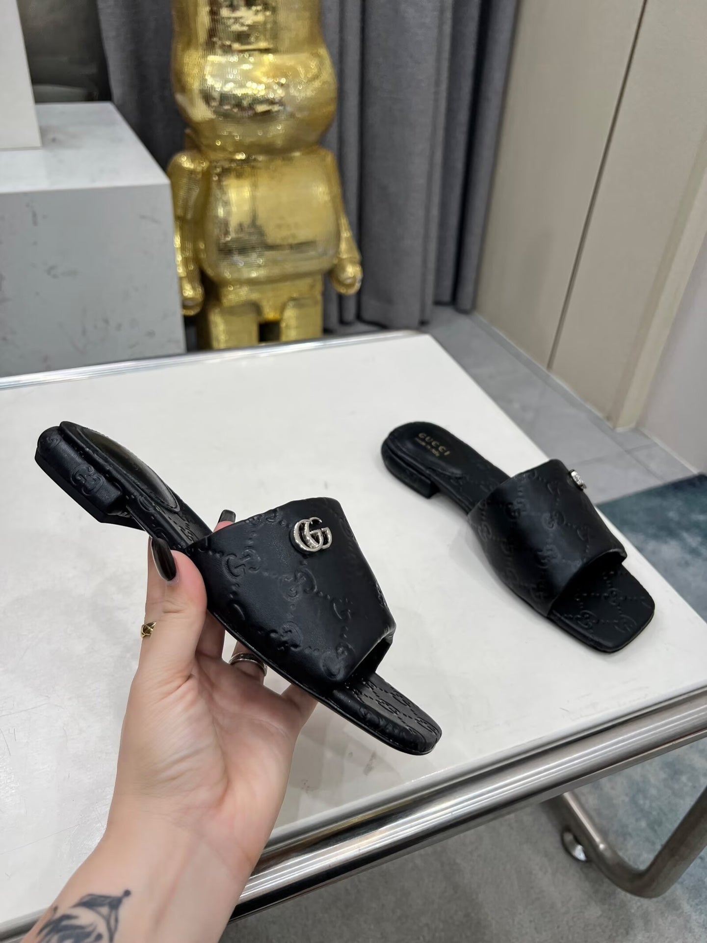 GG CASUAL SLIPPERS IN BLACK CALFSKIN LOGO EMBOSSING
