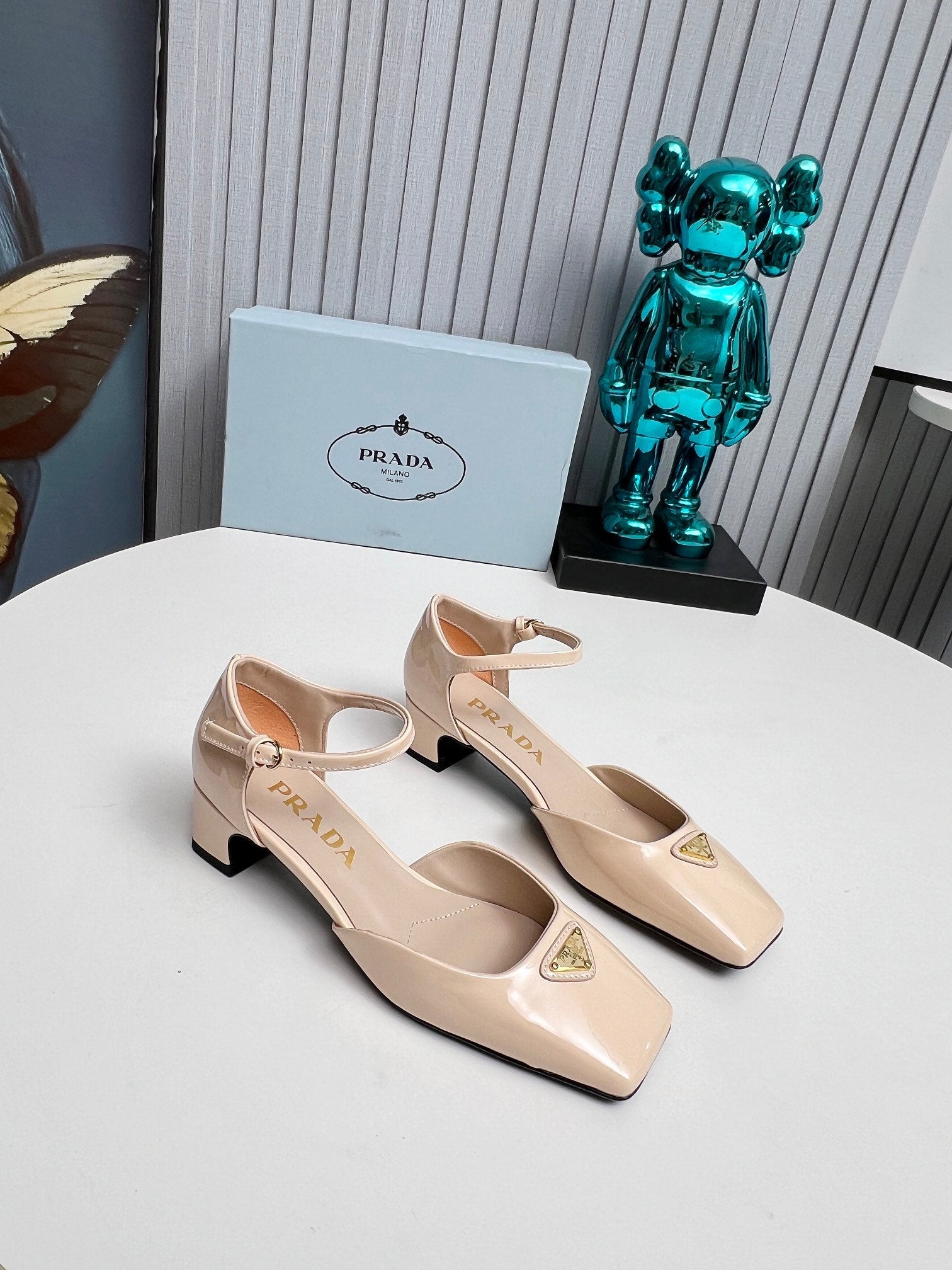 PRADA 26S ANKLE STRAP PUMPS 40MM IN NUDE BEIGE PATENT CALFSKIN TRIANGLE LOGO