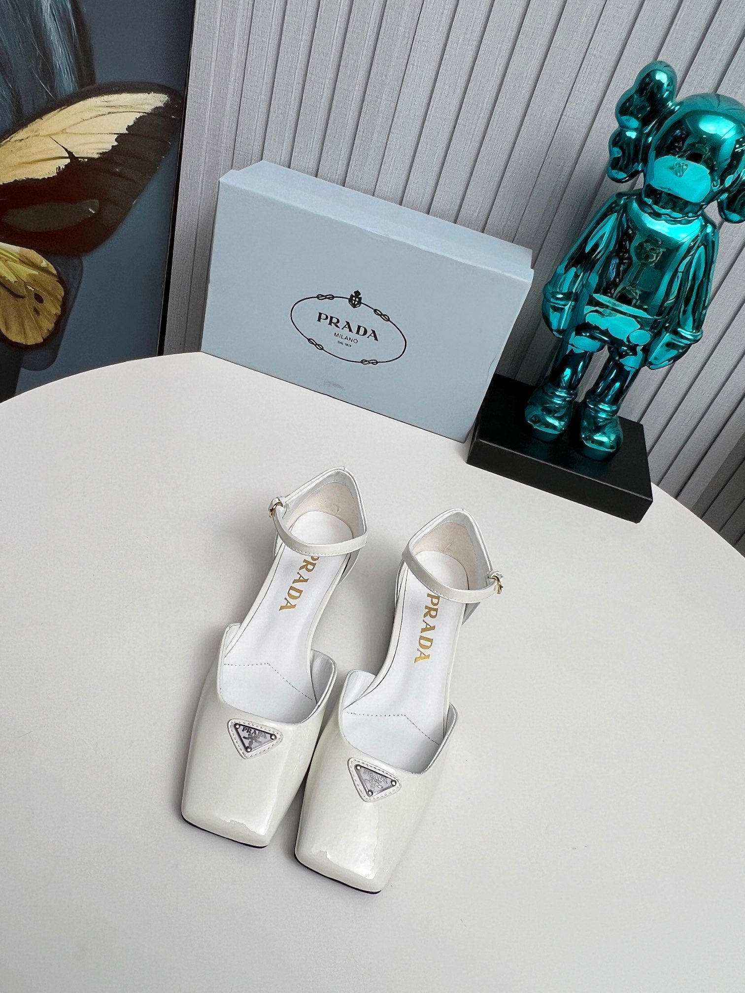 PRADA 26S ANKLE STRAP PUMPS 40MM IN WHITE PATENT CALFSKIN TRIANGLE LOGO