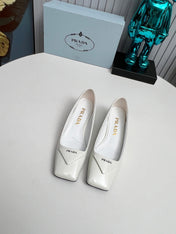PRADA 26S SQUARE TOE PUMPS BLOCK HEEL 40MM IN WHITE PATENT CALFSKIN WITH LOGO