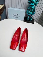 PRADA 26S SQUARE TOE PUMPS BLOCK HEEL 40MM IN RED PATENT CALFSKIN WITH LOGO