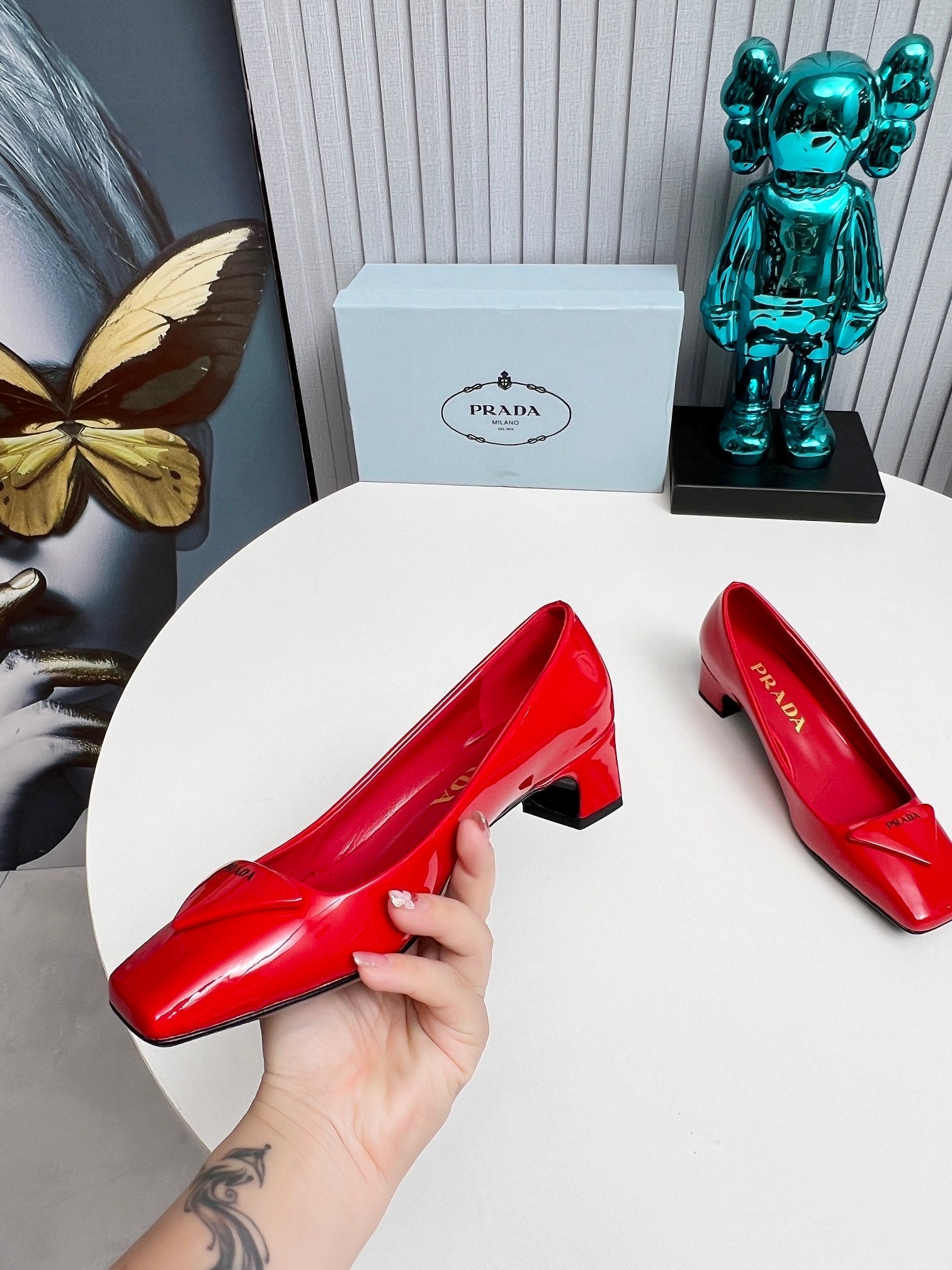 PRADA 26S SQUARE TOE PUMPS BLOCK HEEL 40MM IN RED PATENT CALFSKIN WITH LOGO