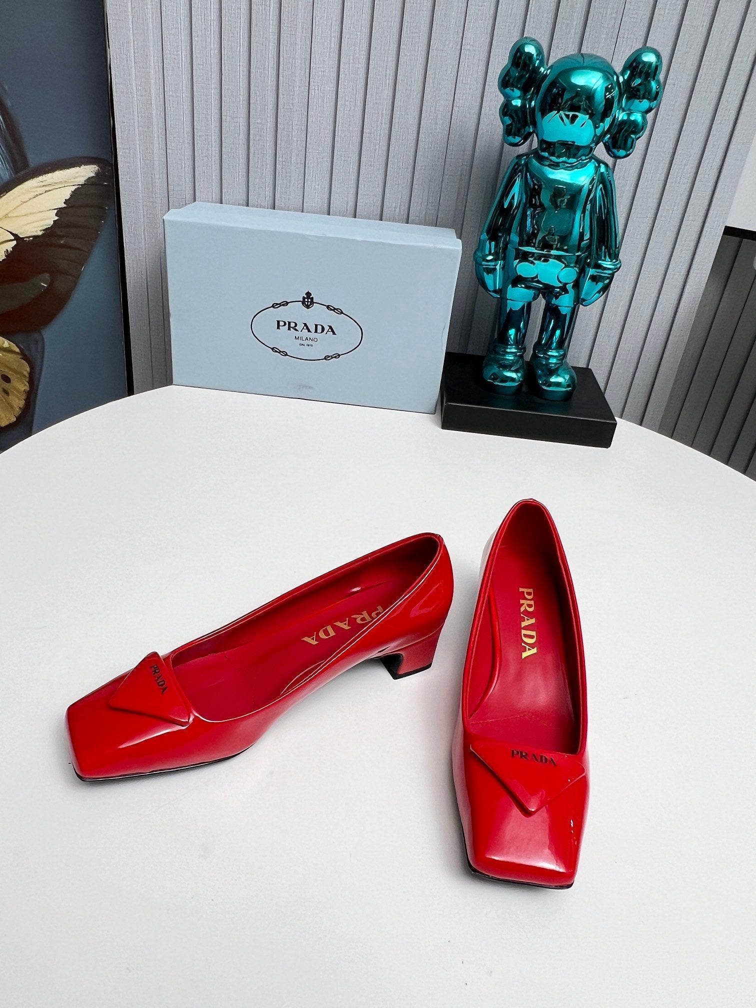 PRADA 26S SQUARE TOE PUMPS BLOCK HEEL 40MM IN RED PATENT CALFSKIN WITH LOGO