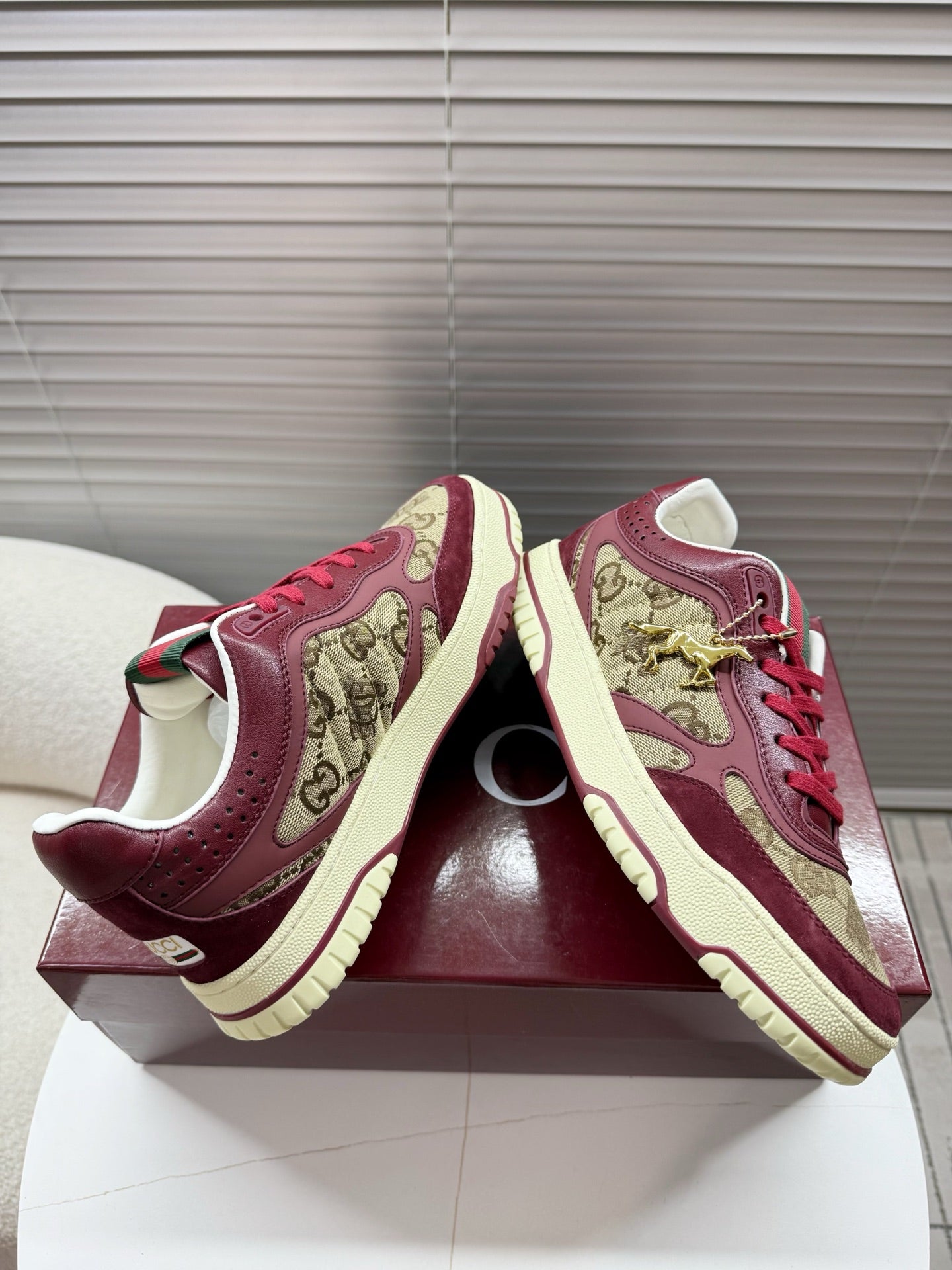 GUCCI 26S MAC80 SNEAKER IN BEIGE CANVAS AND DARK RED LEATHER
