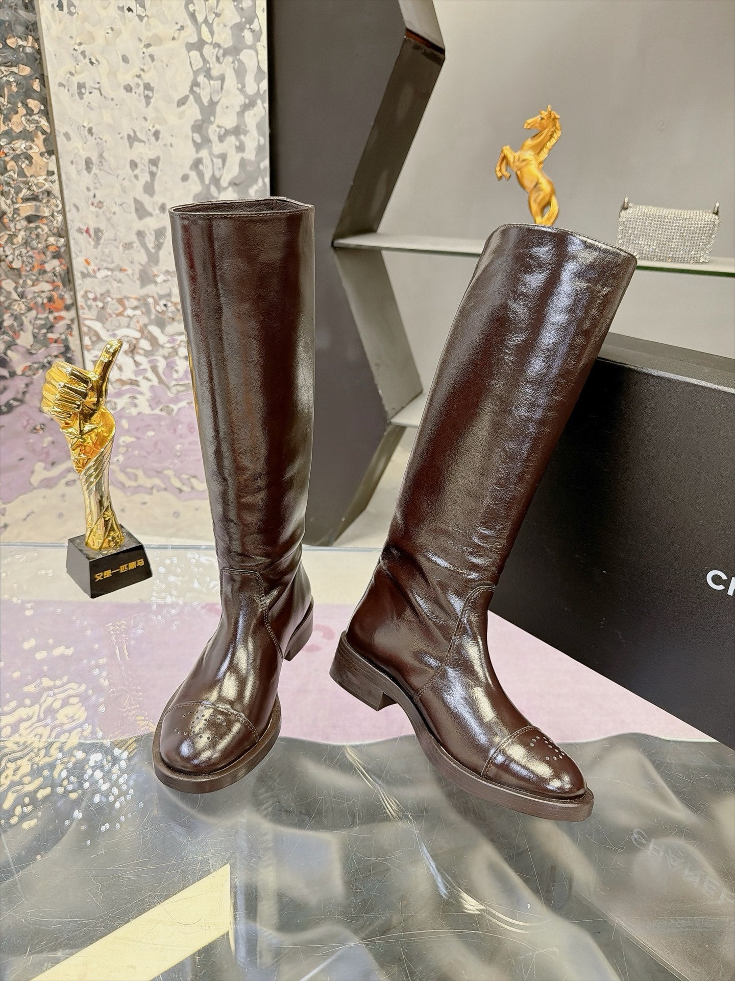 CHANEL 26S KNEE HIGH BOOTS 25 MM IN DARK BROWN PATENT LEATHER