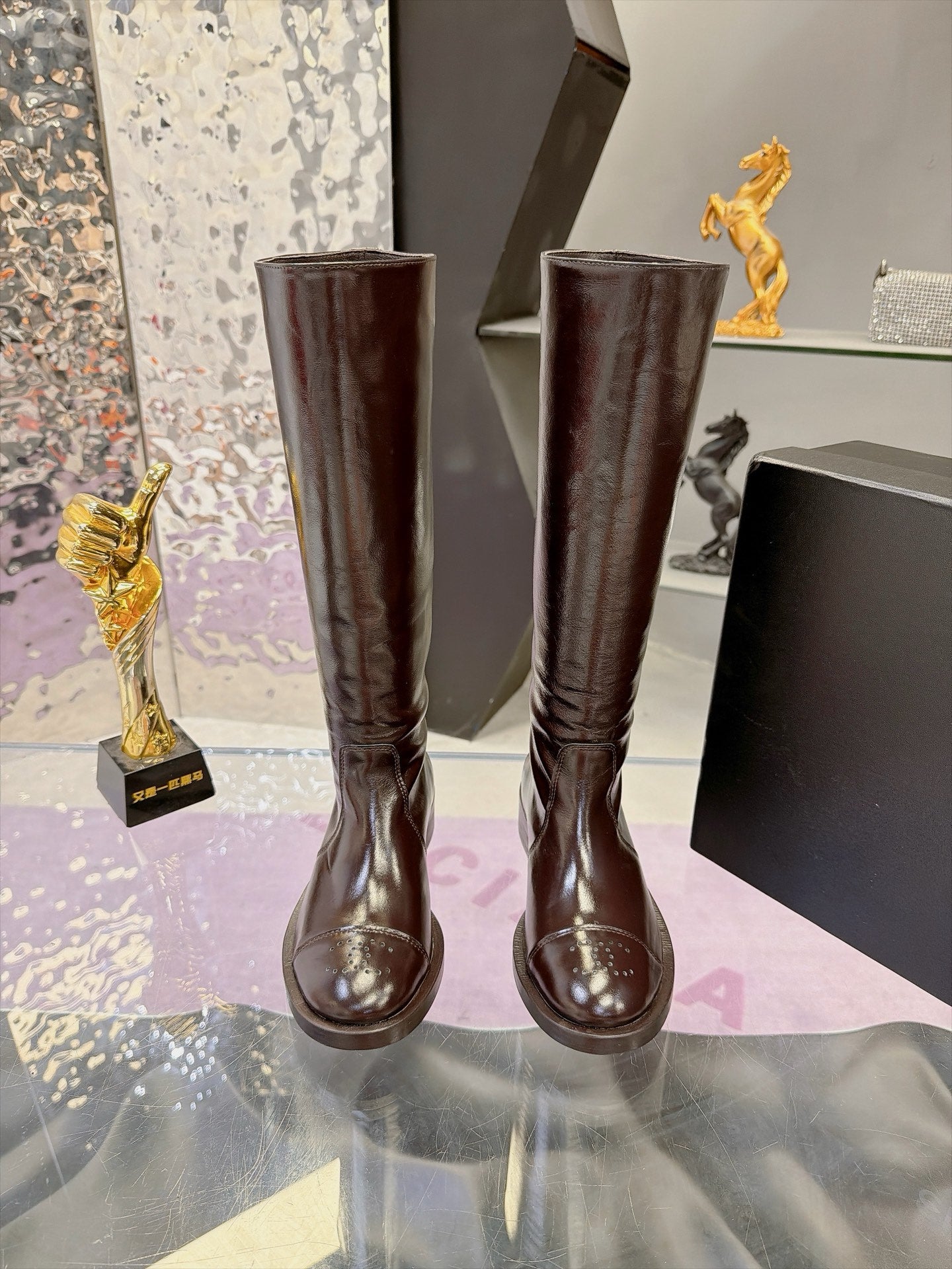 CHANEL 26S KNEE HIGH BOOTS 25 MM IN DARK BROWN PATENT LEATHER