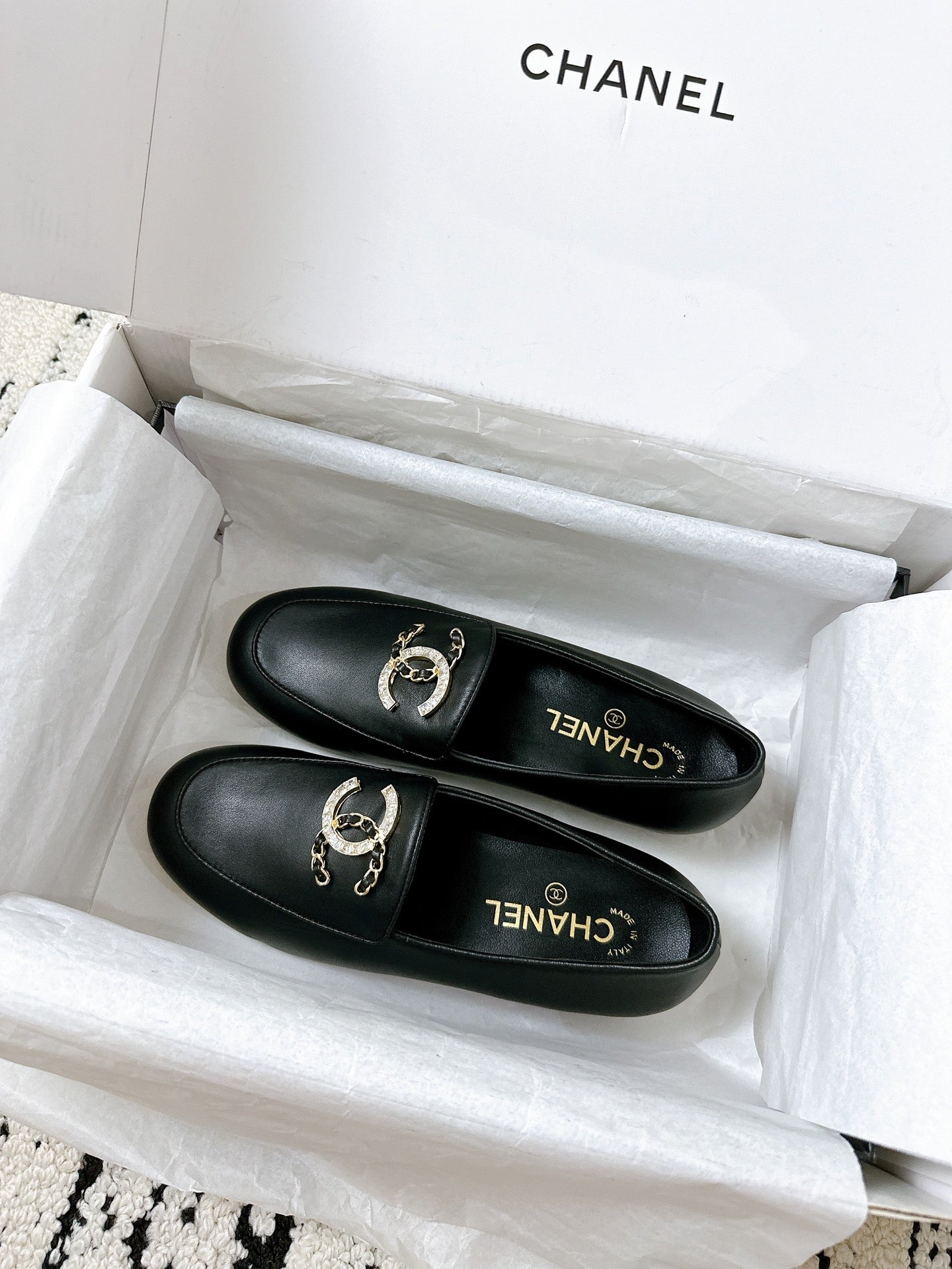 LOAFERS IN BLACK CALFSKIN HARDWARE WITH ROCK MIX CHAIN