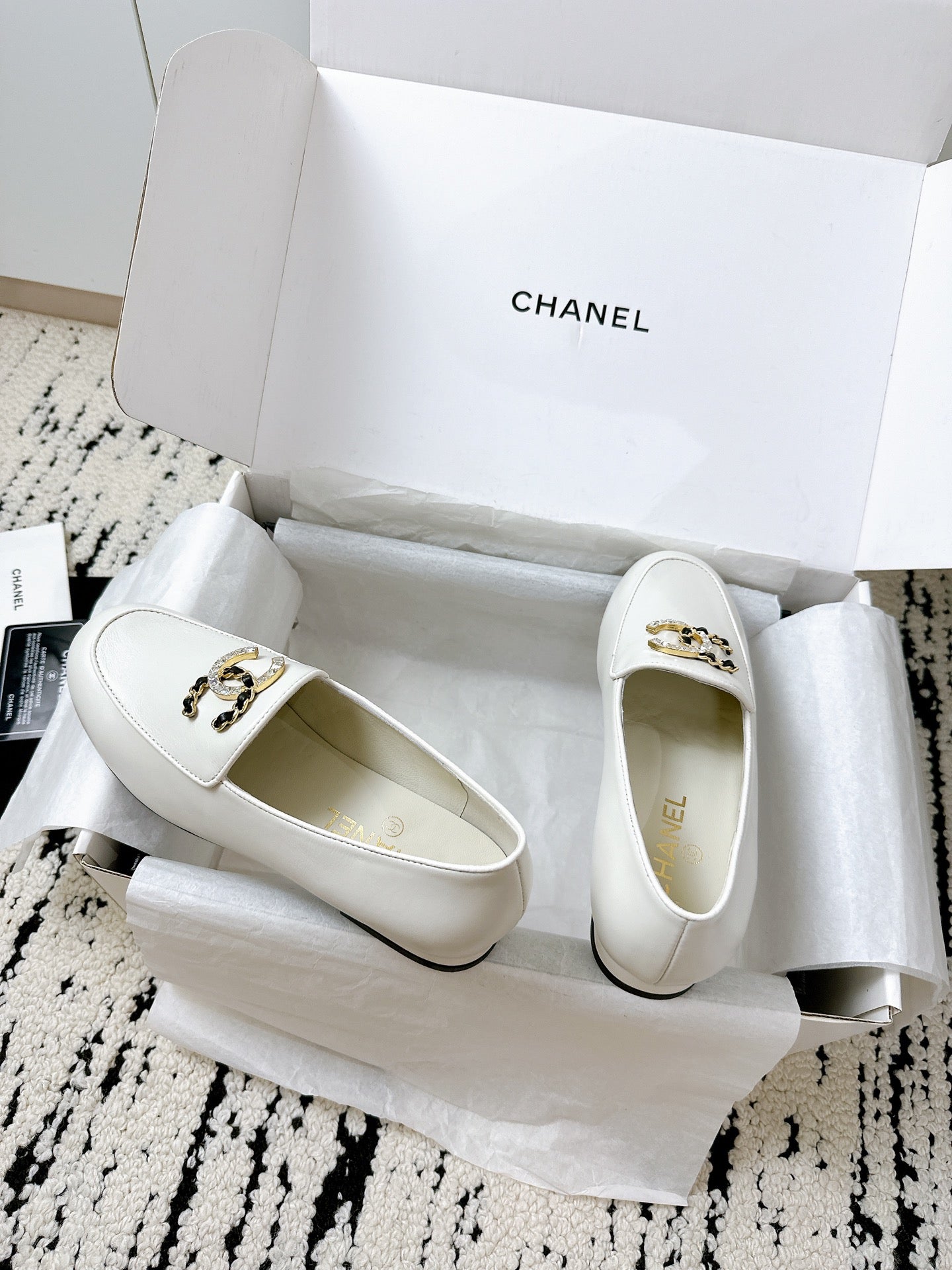 LOAFERS IN WHITE CALFSKIN HARDWARE WITH ROCK MIX CHAIN
