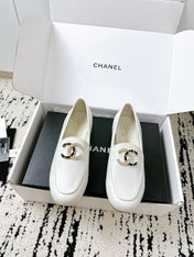 LOAFERS IN WHITE CALFSKIN HARDWARE WITH ROCK MIX CHAIN