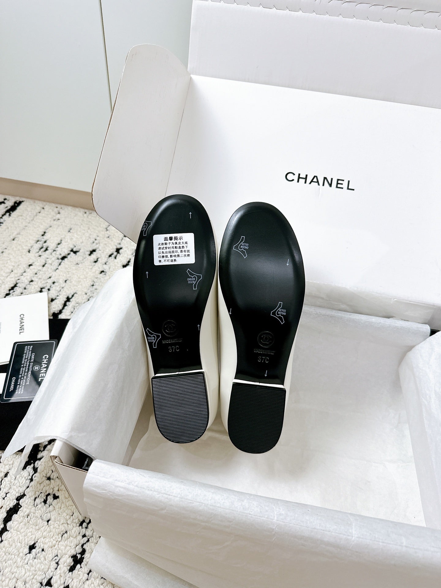 LOAFERS IN WHITE CALFSKIN HARDWARE WITH ROCK MIX CHAIN