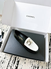 LOAFERS IN WHITE AND BLACK CALFSKIN HARDWARE WITH ROCK MIX CHAIN