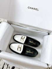 LOAFERS IN WHITE AND BLACK CALFSKIN HARDWARE WITH ROCK MIX CHAIN