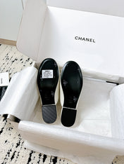 CC FLAT MULE IN WHITE CALFSKIN HARDWARE WITH ROCK MIX CHAIN