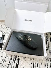 CC FLAT MULE IN BLACK CALFSKIN HARDWARE WITH ROCK MIX CHAIN