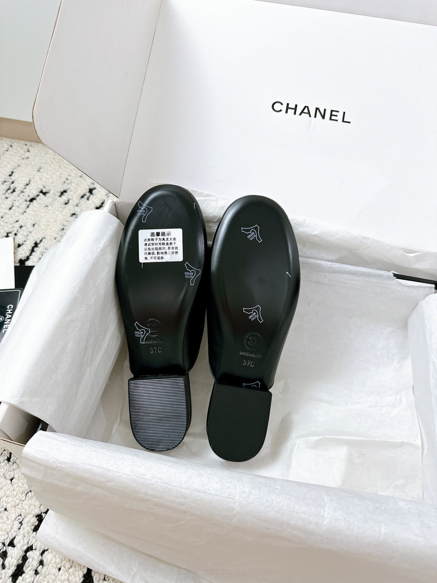 CC FLAT MULE IN BLACK CALFSKIN HARDWARE WITH ROCK MIX CHAIN