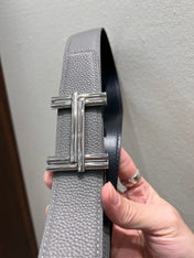 HM TRAVERSE BELT BUCKLE & REVERSIBLE GRAY AND BLACK LEATHER STRAP 38 MM SILVER HARDWARE