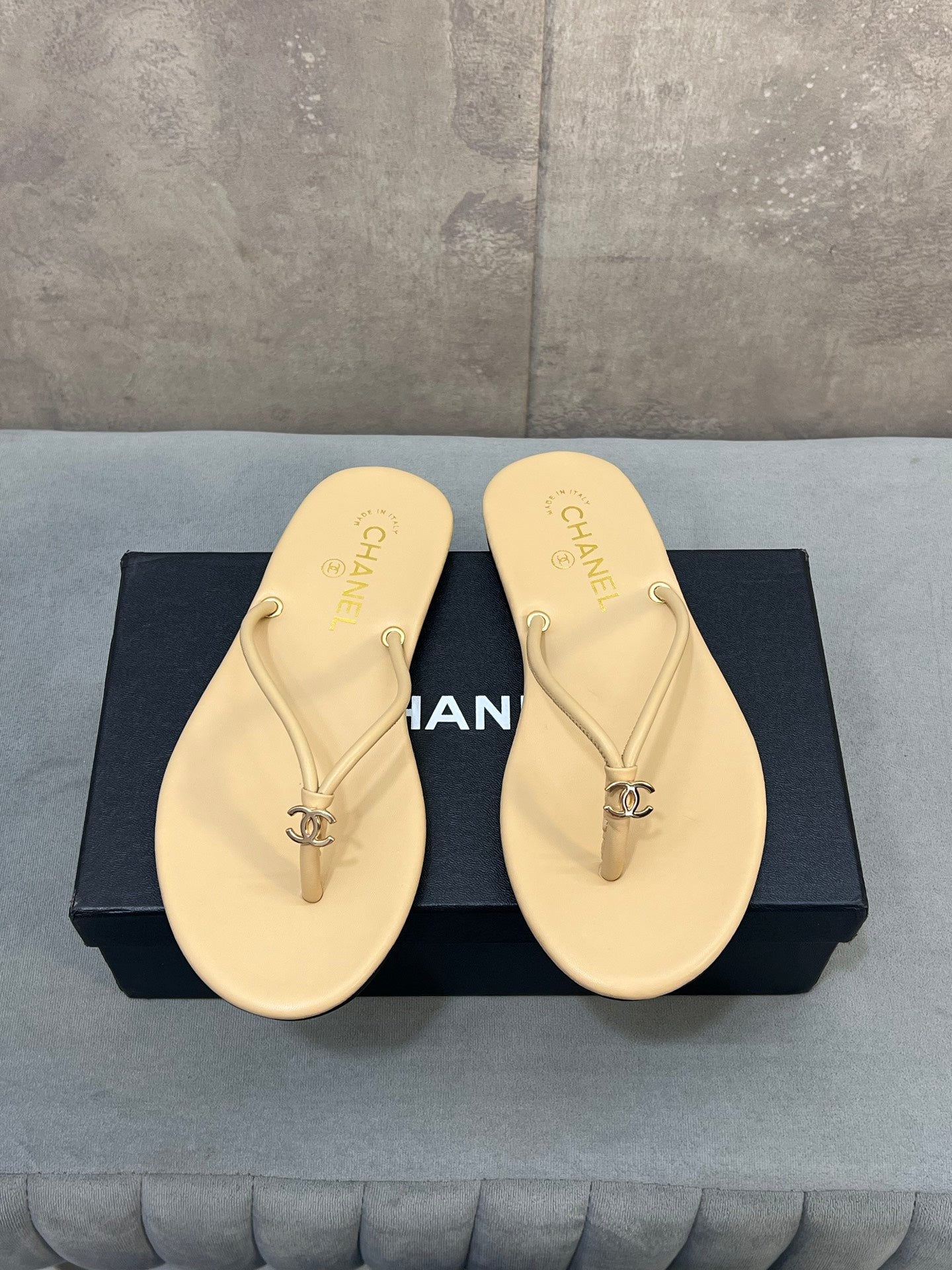 CHANEL 26S FLIP FLOPS IN BEIGE CALFSKIN CC LOGO
