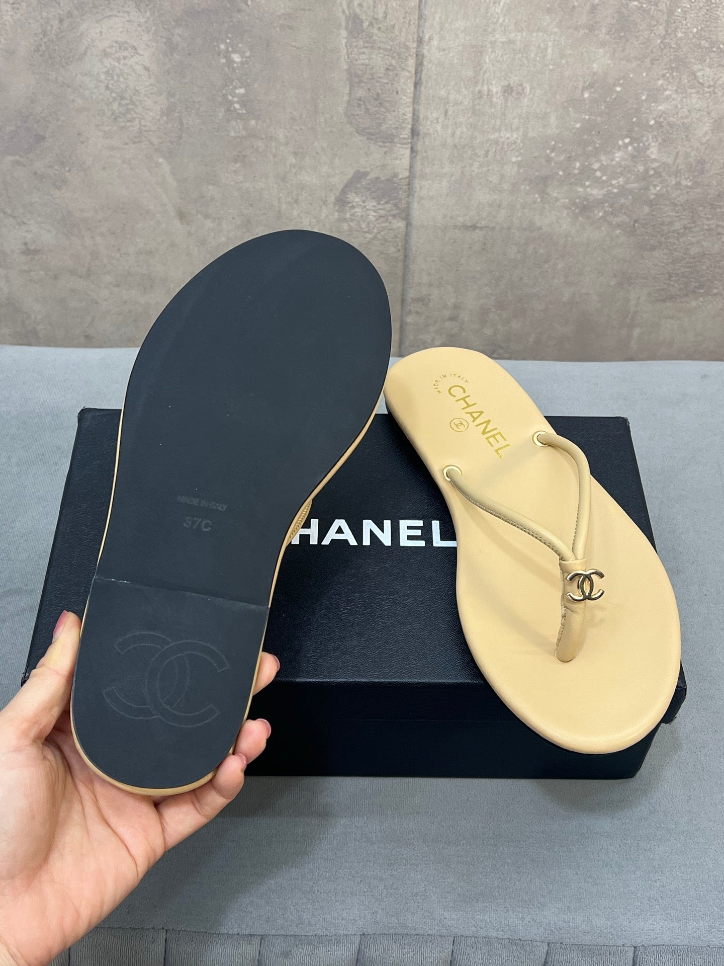 CHANEL 26S FLIP FLOPS IN BEIGE CALFSKIN CC LOGO