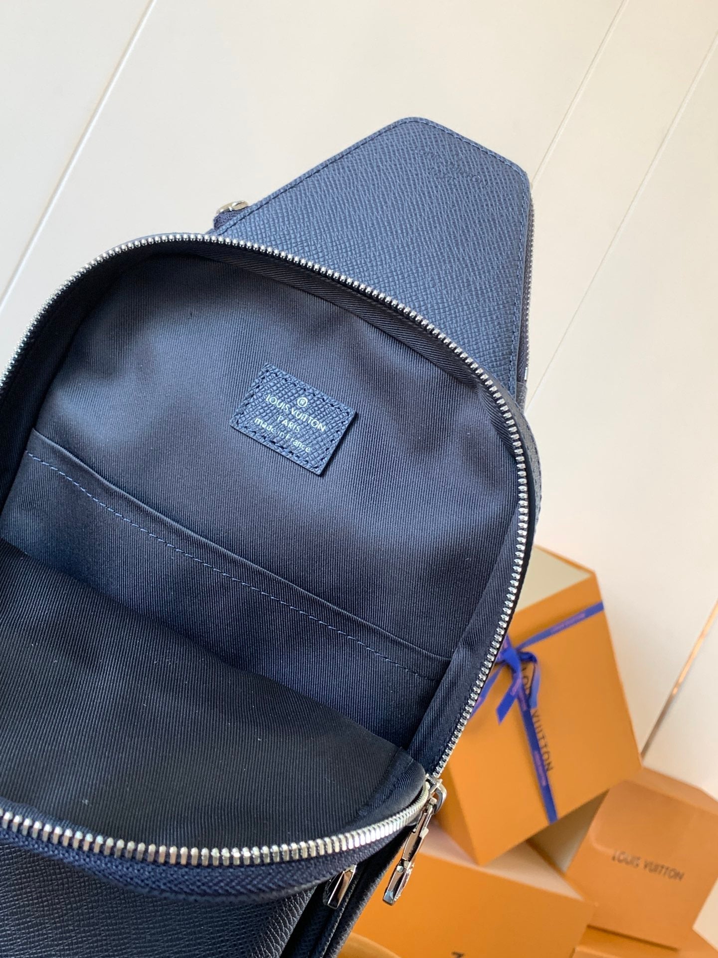 AVENUE SLINGBAG 31 IN NAVY BLUE TAIGA LEATHER