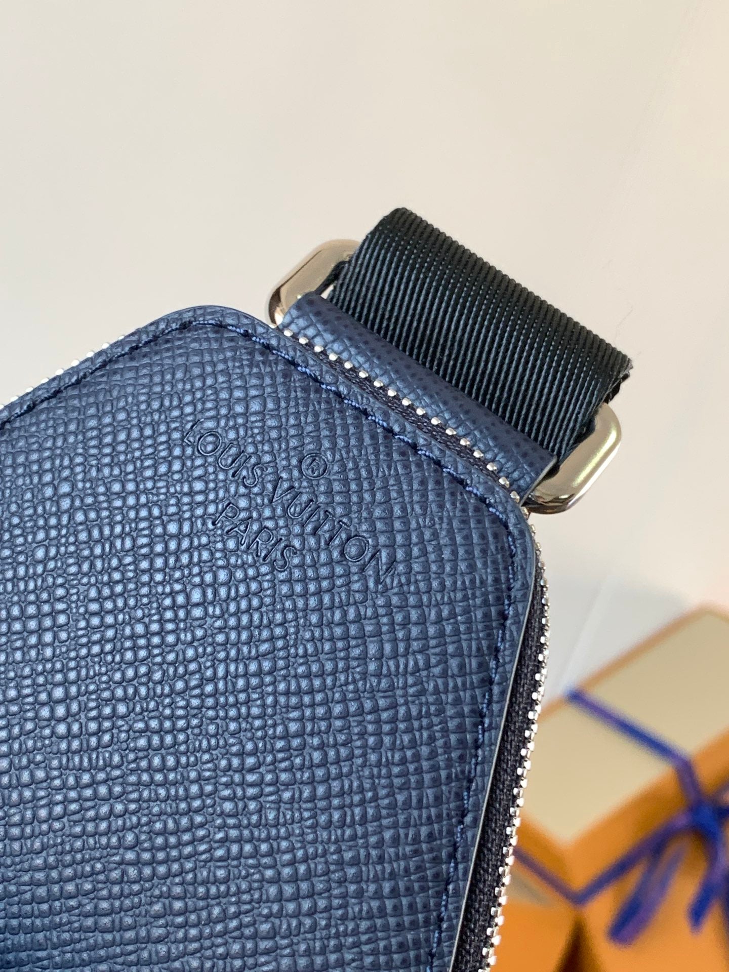 AVENUE SLINGBAG 31 IN NAVY BLUE TAIGA LEATHER