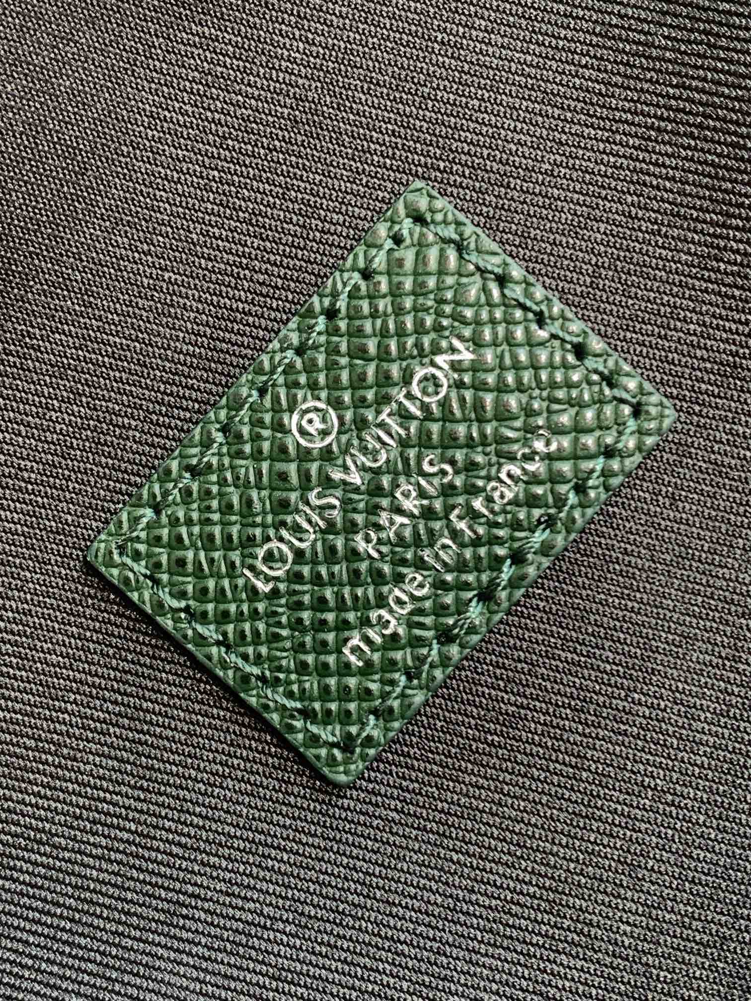 AVENUE SLINGBAG 31 IN DARK GREEN TAIGA LEATHER