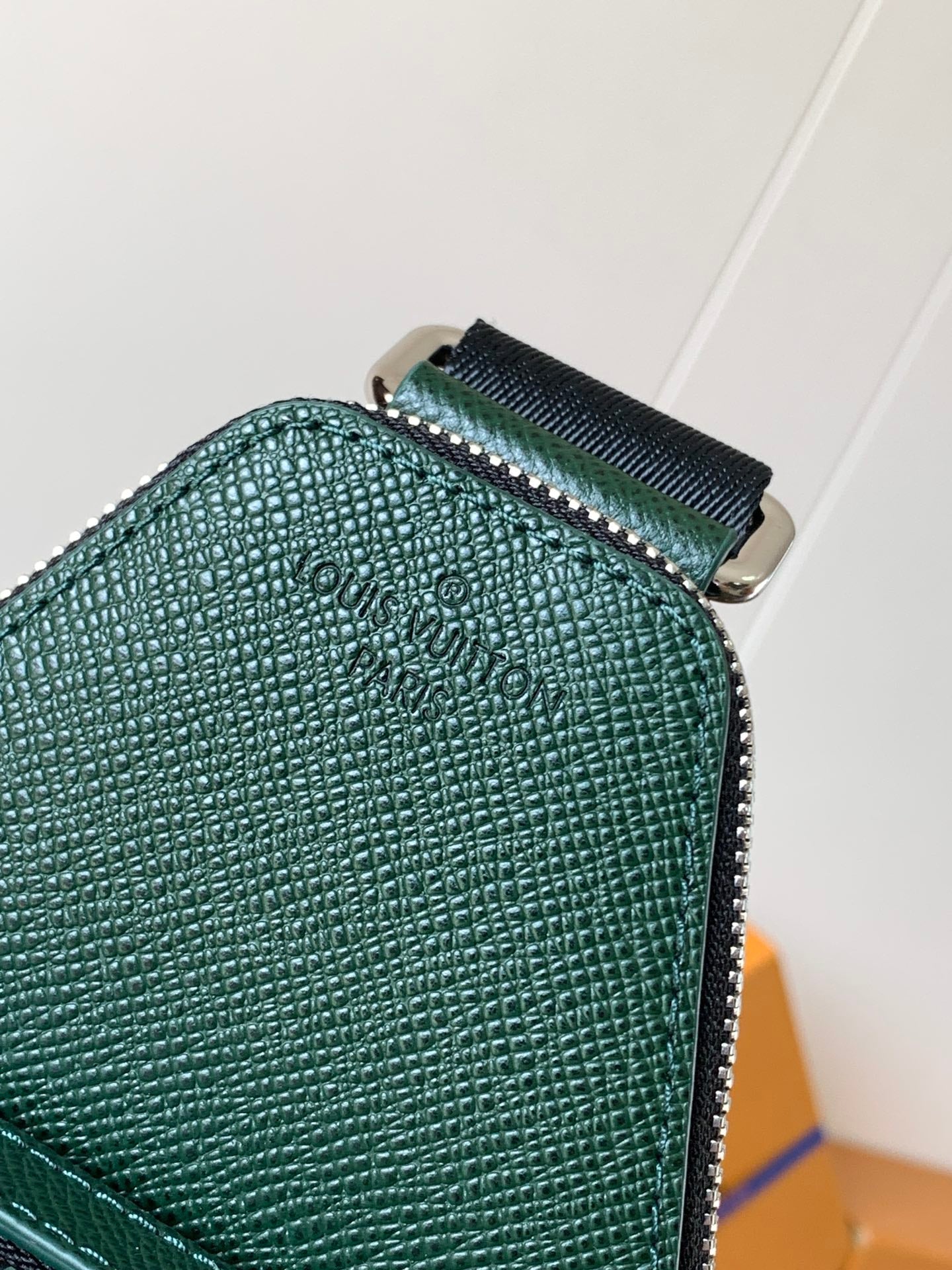 AVENUE SLINGBAG 31 IN DARK GREEN TAIGA LEATHER