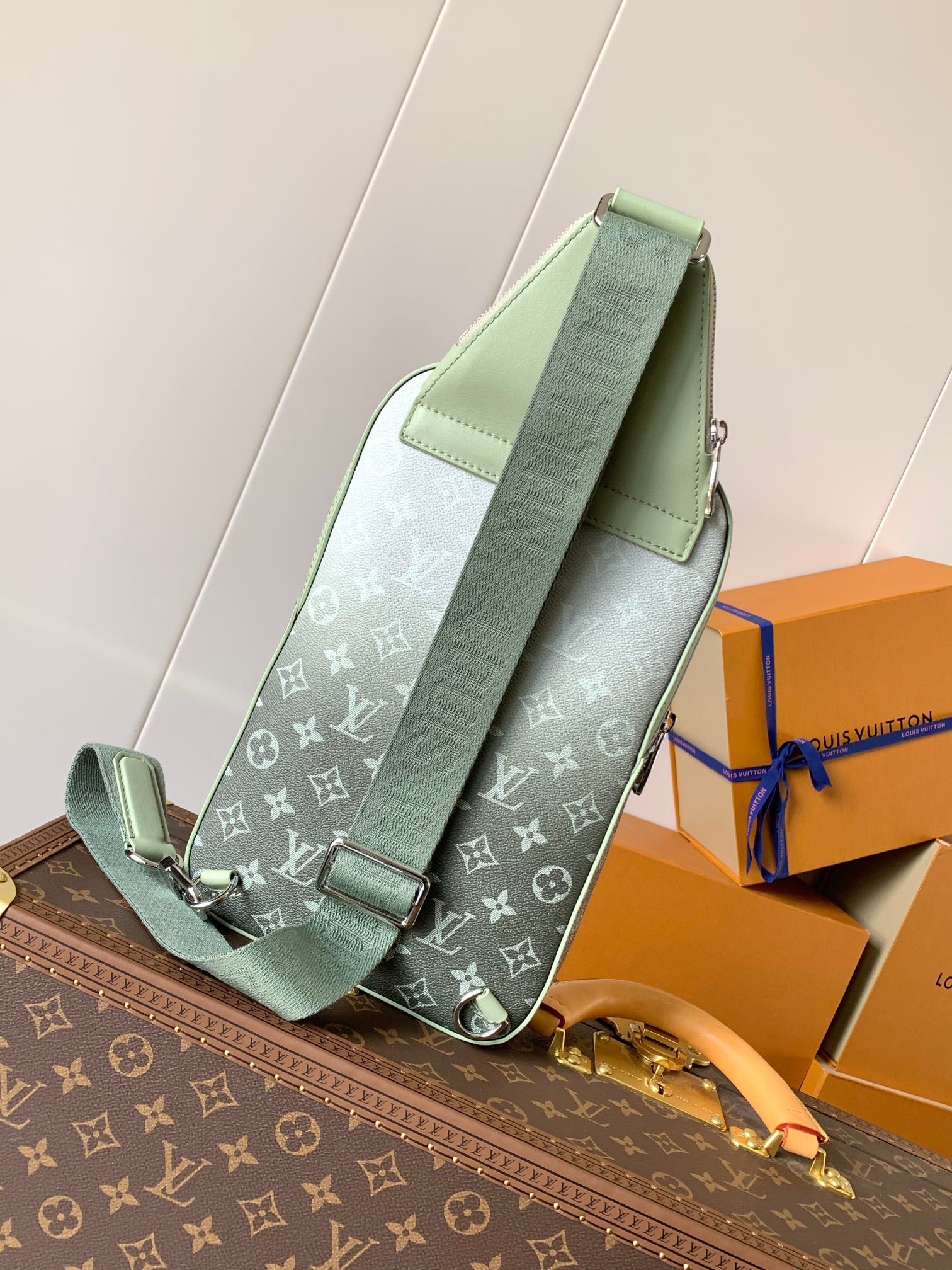 AVENUE SLINGBAG 31 IN WHITE AND BLACK OMBRE MONOGRAM CANVAS