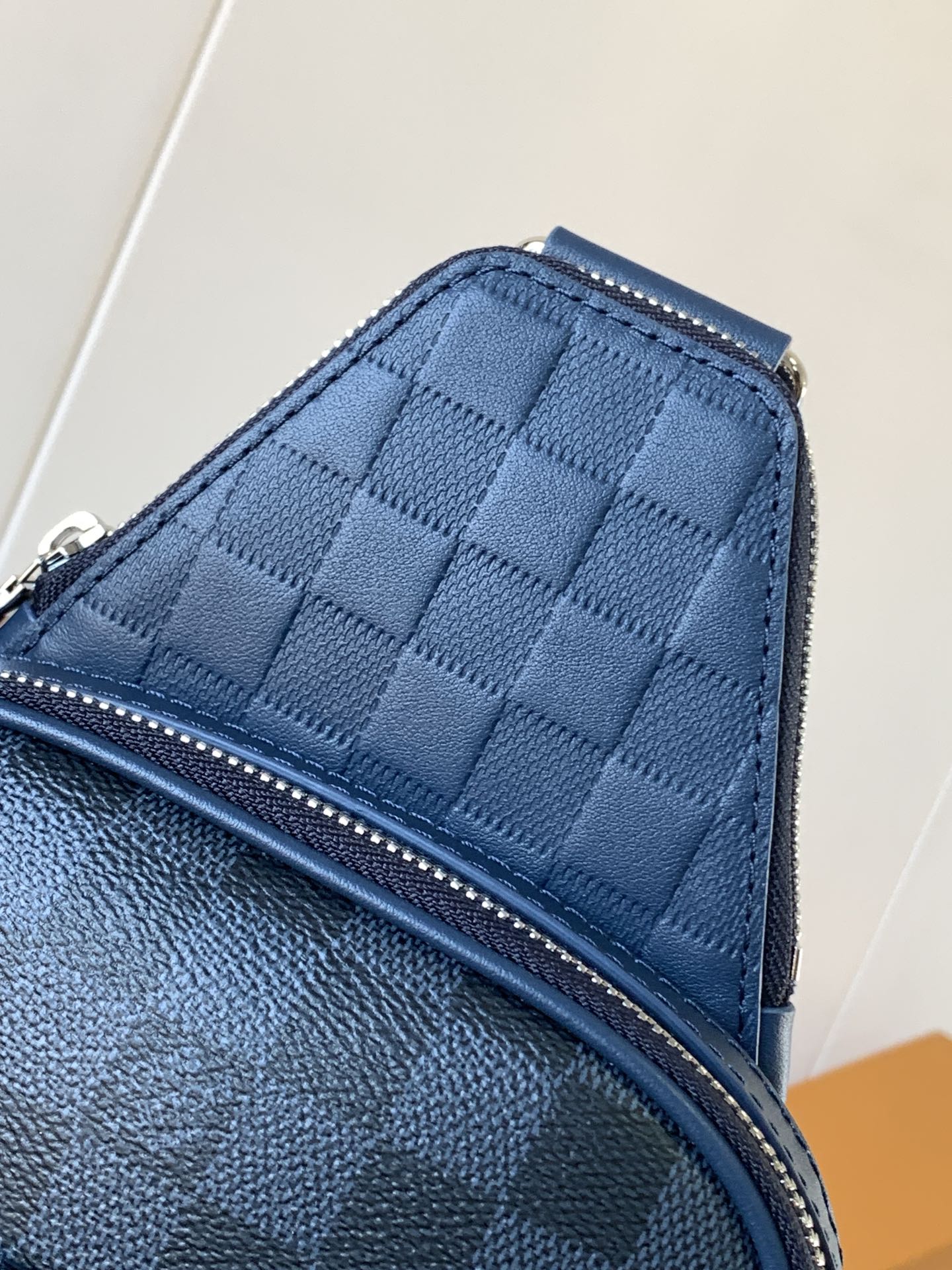 AVENUE SLINGBAG 31 IN NAVY BLUE TAIGA LEATHER WITH WHITE LOGO PRINTED