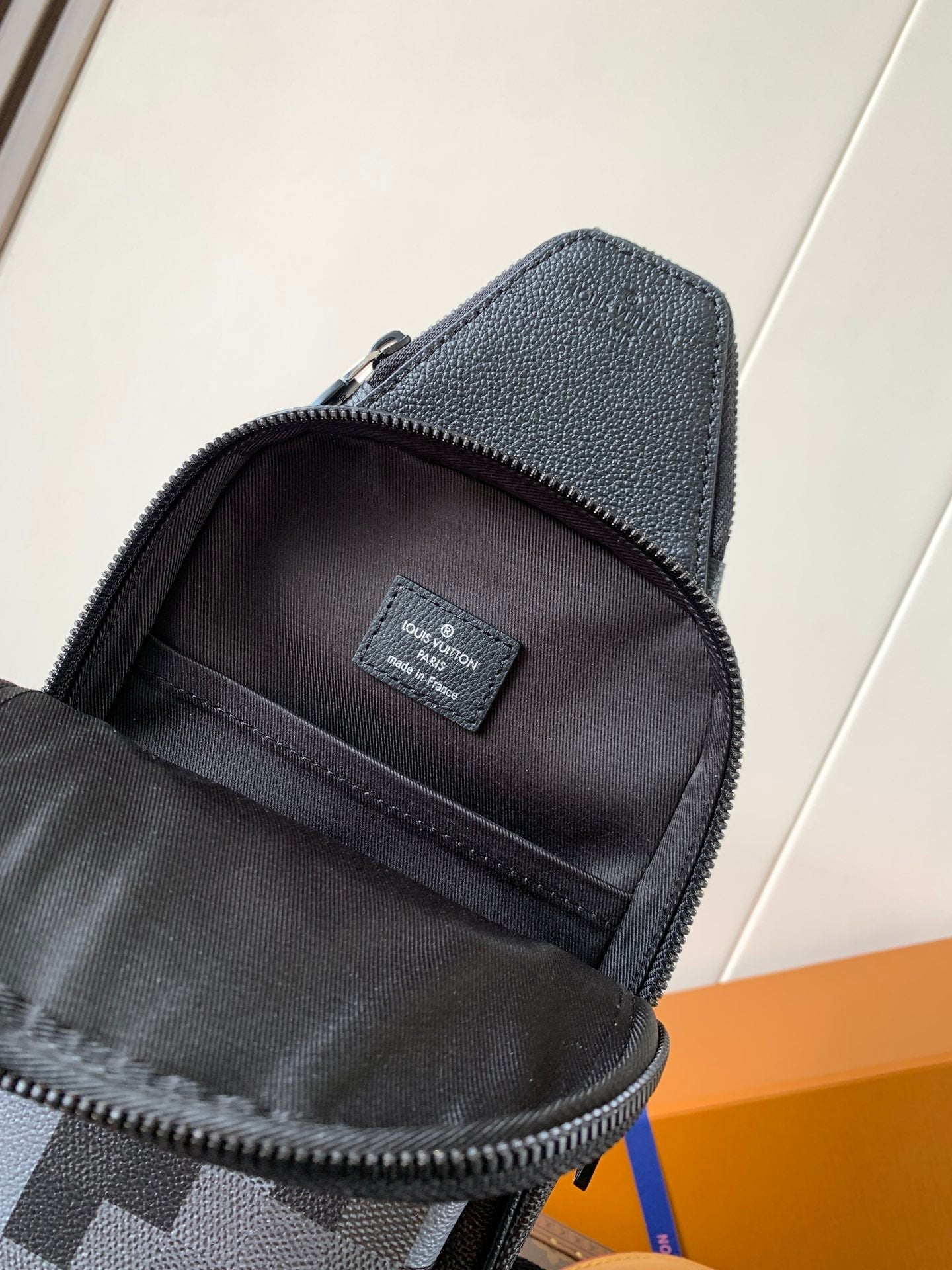 AVENUE 31 IN BLACK CANVAS CALFSKIN